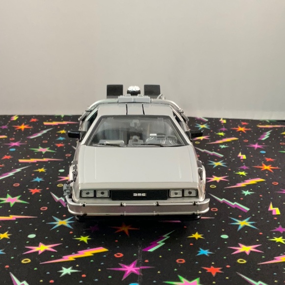 Pre-owned Welly Back to the Future II Delorean Time Machine **slightly damaged** - Picture 3 of 13